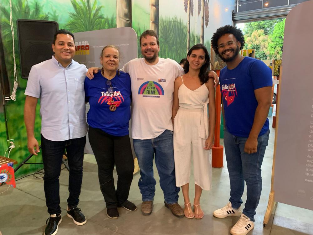  O gestor regional de Cultura Rodrigo Brasmar, a presidente da ASSARI Simone Fonseca, Juliano Steckelberg e membros da direção do Centro Cultural Tatajuba: organizadores do “Arraiá da Cultura”.