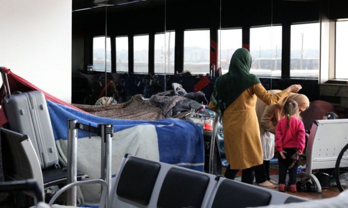 Afegãos acampados no Aeroporto de Guarulhos (SP) aguardando acolhimento - (Foto: Rovena Rosa / Agência Brasil)