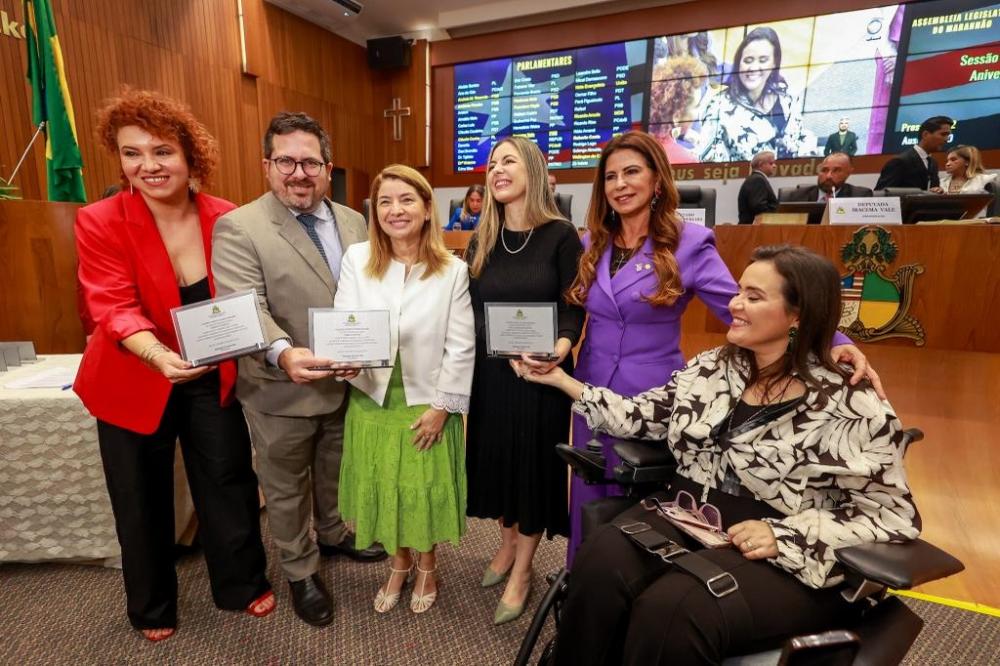 A sessão solene foi conduzida pela presidente da Alema e autora da homenagem, Iracema Vale, com a presença de representantes de órgãos ligados à luta em prol das mulheres