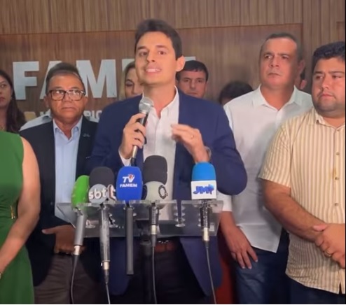 A ironia é maior ainda quando lembramos que muitos desses prefeitos, mantêm folhas de pagamento inchadas com funcionários comissionados, muitos deles usados ​​como cabos eleitorais.
