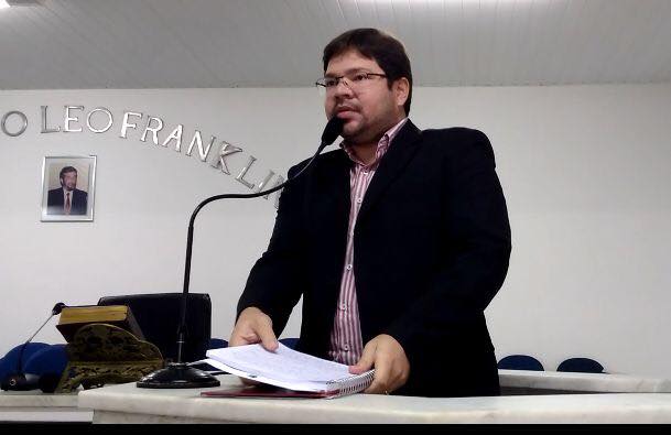 Com uma atuação que vai além das discussões em plenário. Adhermar Jr articula projetos de lei que têm o poder de transformar o dia a dia das pessoas com autismo.