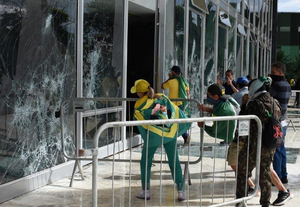 8 de Janeiro: Dança das Sombras na Capital da Democracia