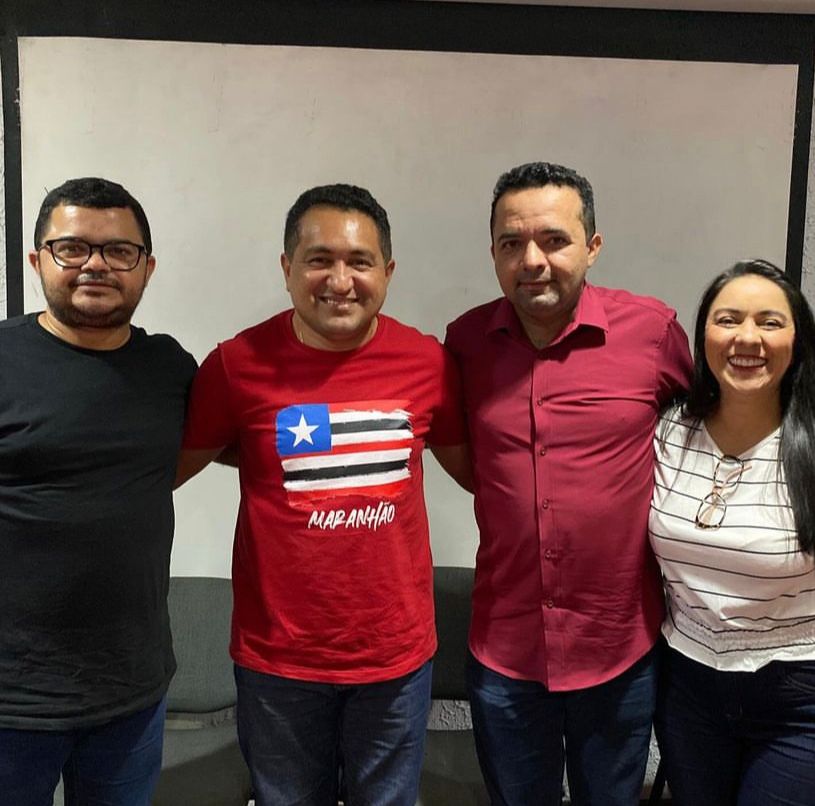  Aurélio (terceiro da esquerda pra direita) , com o presidente do PT Local Jonas Alves e com o dirigente Estadual Genilson Alves e Lília Coutinho do diretório municipal de Imperatriz.