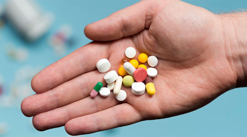 A especialista classifica ainda as classes dos analgésicos, anti-inflamatórios, antibióticos e até antiparasitários e corticóides como pontos de atenção, já que alguns desses remédios tendem a ser usados para o alívio dos sintomas comuns da doença, como d