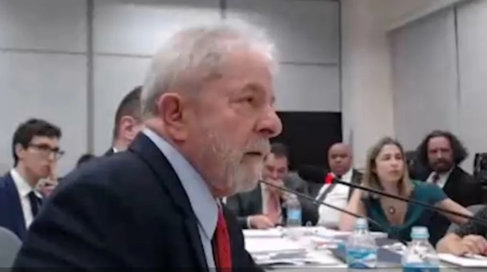 Lula, então, pergunta se ele é "dono do sítio ou não", ao que Gabriela Hardt reage com grosseria. 