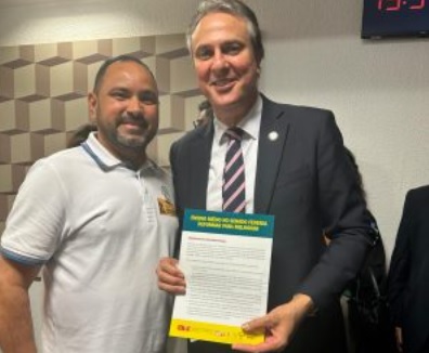 O presidente do Sinproesemma, Raimundo Oliveira, com o Ministro da Educação Camilo Santana em Brasília-DF: o debate sobre o Novo Ensino Médio no Senado se constitui como um dos mais importantes debates para a educação hoje.