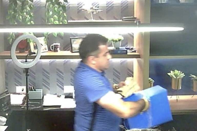 Imagens feitas pela Polícia Federal com autorização da Justiça mostram o deputado Josimar Maranhãozinho (PL-MA) manuseando maços de dinheiro em seu escritório político no Maranhão - Reprodução PF
