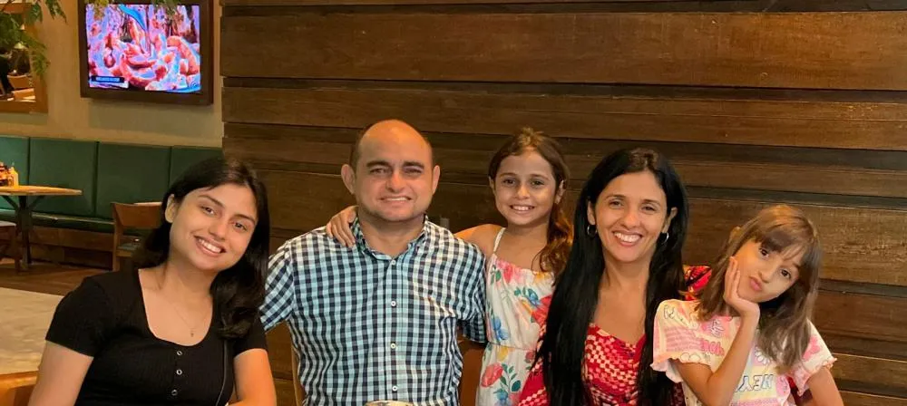 Pré-candidato a vereador nas eleições de 2024, graduado e pós-graduado em Administração pela UFPA, Rafael Silvestre (centro) concedeu entrevista exclusiva ao Site do Carlos Leen.