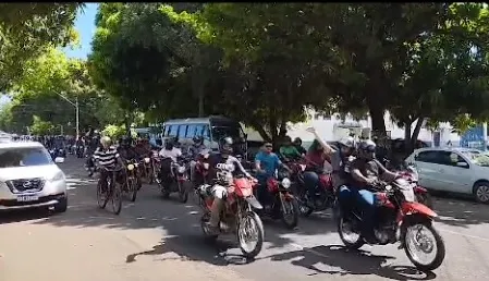 Motociclistas de aplicativo ocupam Câmara de Imperatriz em busca de regulamentação do serviço (Foto: Pinheiro Noticia da Foto)