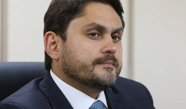 Alçado ao Ministério das Comunicações na cota do União Brasil na frente ampla, Juscelino Filho está sendo indiciado pela Polícia Federal (PF) sob suspeita de de participação em organização criminosa e crime de corrupção passiva.