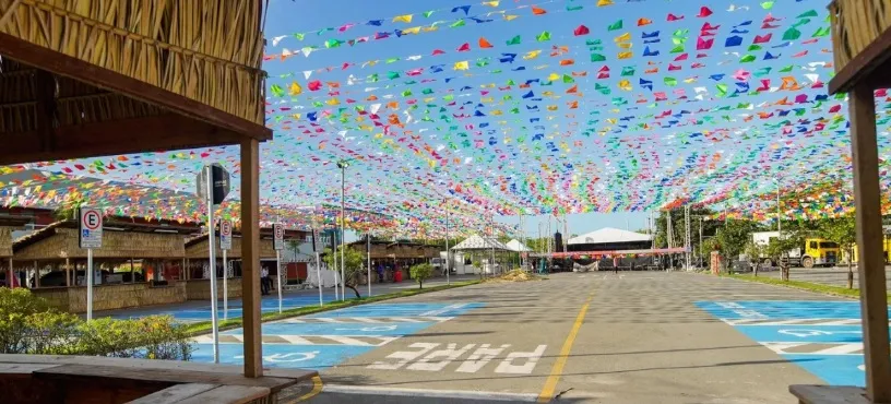 O espaço, montado na área de estacionamento da Alema, vai contar com 11 barracas de comidas típicas, além de carrinhos do Programa ‘Mais Renda’, com venda de bebida, comida e doces típicos da época.