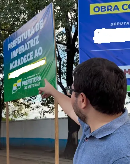 A tática é simples e desonesta: colocar o logotipo da prefeitura em destaque, gerando confusão entre os mais desavisados sobre quem realmente é responsável pelas obras.