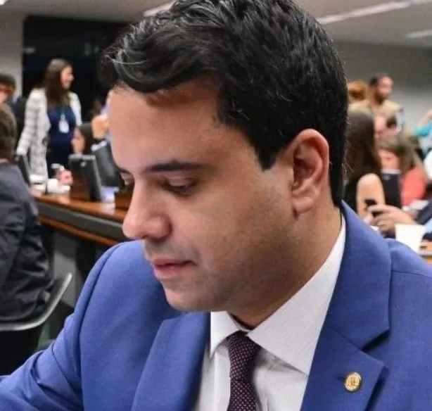 Edilázio Júnior foi obrigado a utilizar uma tornozeleira eletrônica e está proibido de se aproximar de outros investigados, o que inclui eventos de campanha onde esses políticos possam estar presentes.
