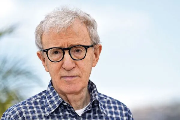 Wood Allen: Ele expõe suas memórias com uma escrita envolvente e perspicaz, proporcionando ao leitor uma visão íntima de suas conquistas e fracassos.