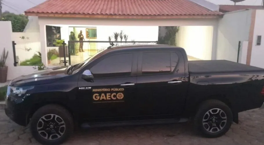 De acordo com as investigações, houve direcionamento ilícito de licitações, favorecendo duas empresas, sendo que uma delas já havia apresentado cotação na fase inicial do processo licitatório.