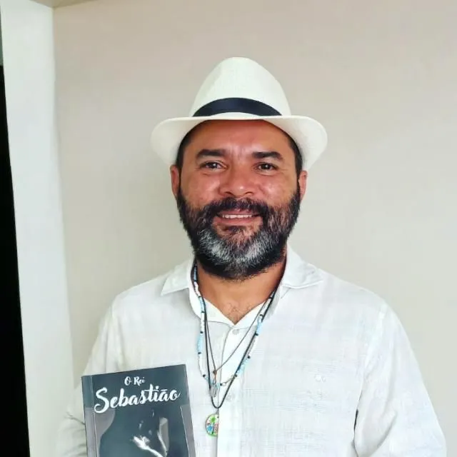 Xìco brinca com letras e sentidos, fazendo com que a realidade poética converse com os mistérios da mente,
