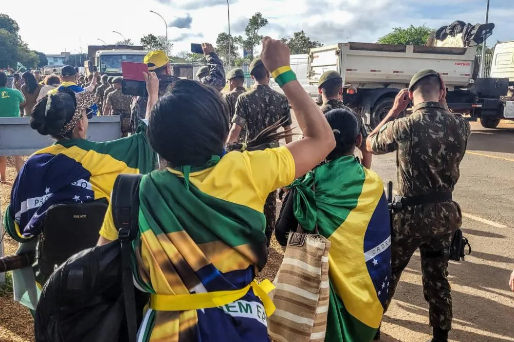 Manifestantes golpistas protestam contra tentativa de desmonte de acampamento em frente ao Quartel General do Exército em Brasília - Gabriela Biló - 29.dez.2022/Folhapress