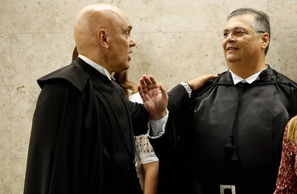 Os ministros Alexandre de Moraes e Flávio Dino, durante cerimônia de posse de Dino no STF - Pedro Ladeira - 22.fev.24/Folhapress