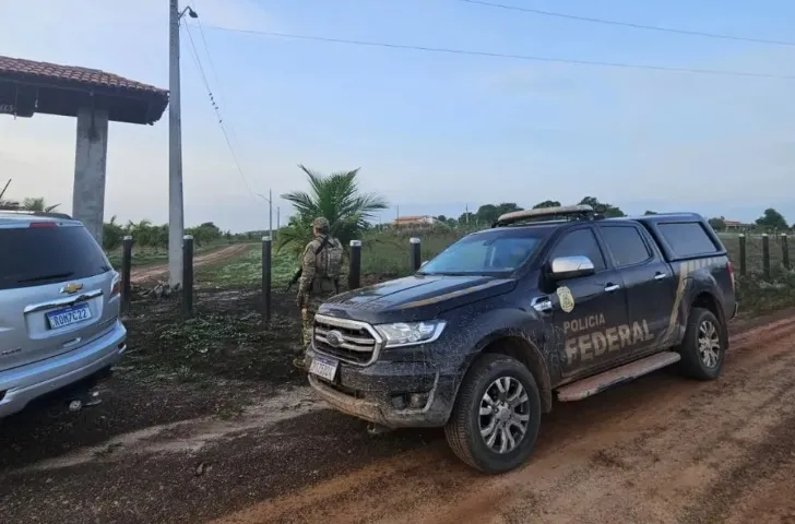 Agentes da PF durante cumprimento de busca e apreensão. Foto: Divulgação