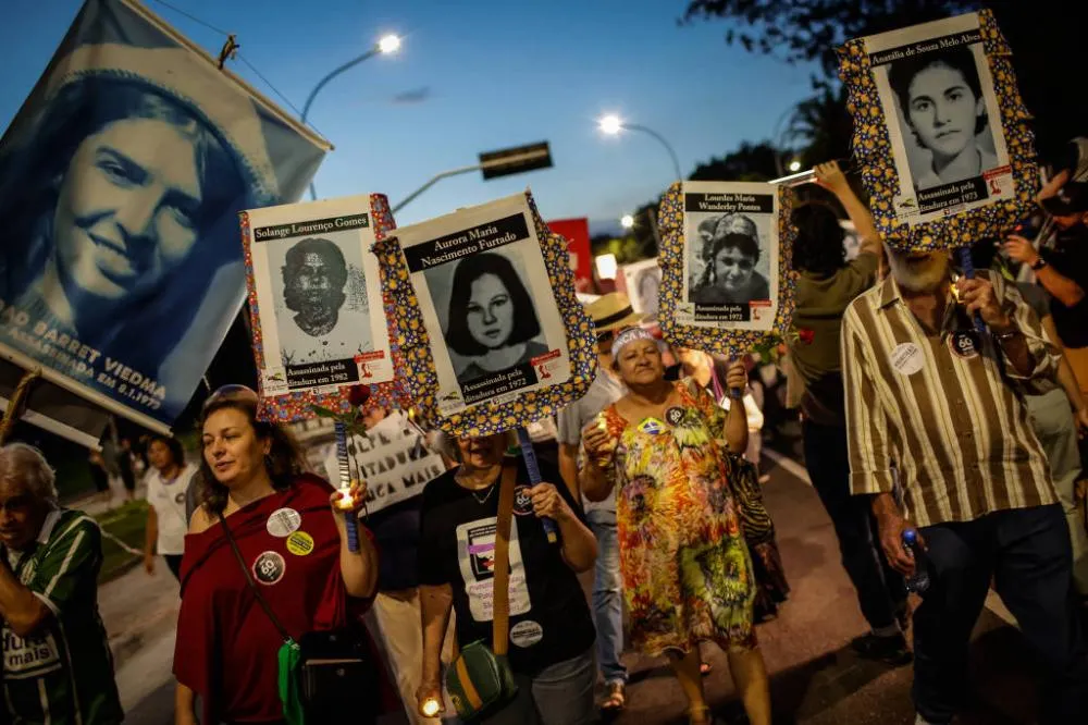 Ditadura é aceitável para 8%, e 17% são indiferentes; para 52%, não há risco de retrocesso democrático. Foto: Caminhada em homenagem a vítimas da ditadura de 1964 em frente ao antigo DOI-Codi, em São Paulo