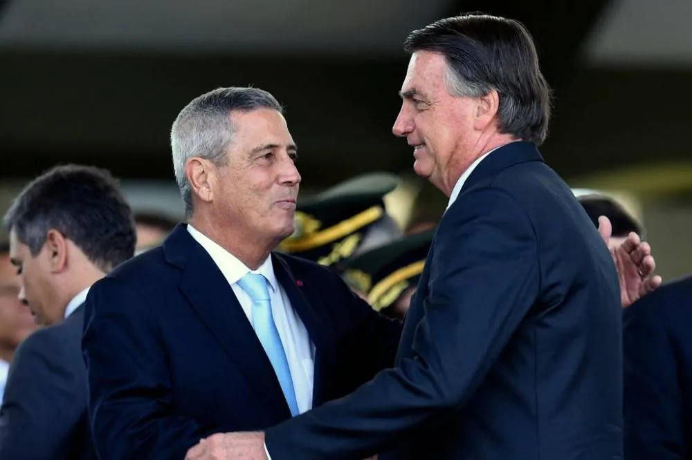 O general da reserva Walter Braga Netto, preso pela Polícia Federal sob suspeita de interferir em investigação de trama golpista, ao lado do então presidente Jair Bolsonaro, em 2022 - Evaristo Sá - 25.ago.22/AFP