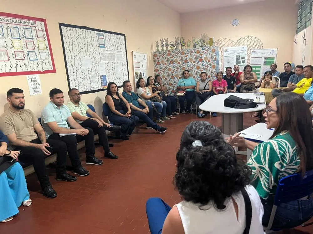 Prof. Orleane Santana (URE Imperatriz) e representantes da AGEMSUL reunem-se com professores do C. E Dorgival. Foto: Divulgação