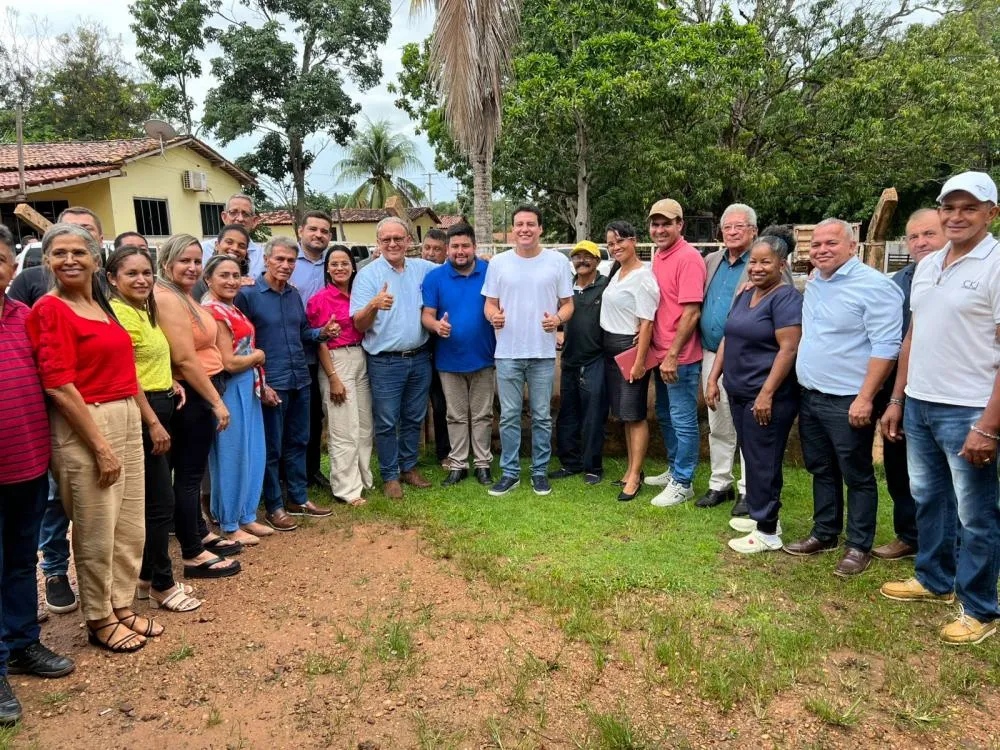 Camarão reunido com lideranças da Sapucaia e demais lideranças politicas. Foto: Carlos Leen