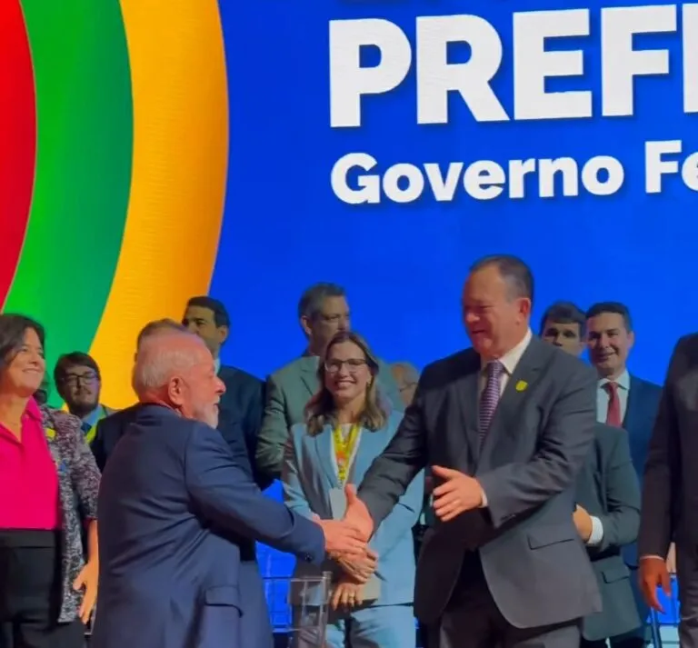 ALIADOS. Brandão recebeu ao lado de Lula os prefeitos que foram ao encontro com o presidente, em Brasília. Foto: Reprodução