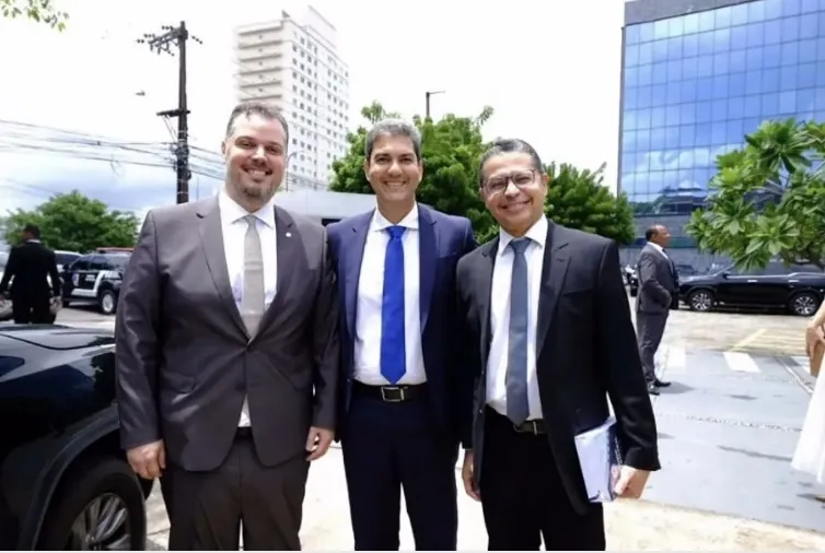 Os deputados estaduais Rodrigo Lago (PCdoB) e Carlos Lula (PSB), posaram ao lado do prefeito de São Luís, Eduardo Braide