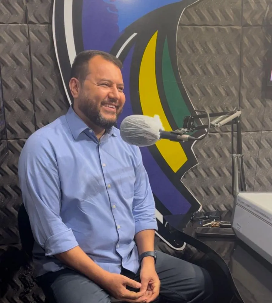 O Secretário de Governo de Imperatriz, Clayton Noleto, concedeu entrevista a Rádio Nativa. Foto: Carlos Leen