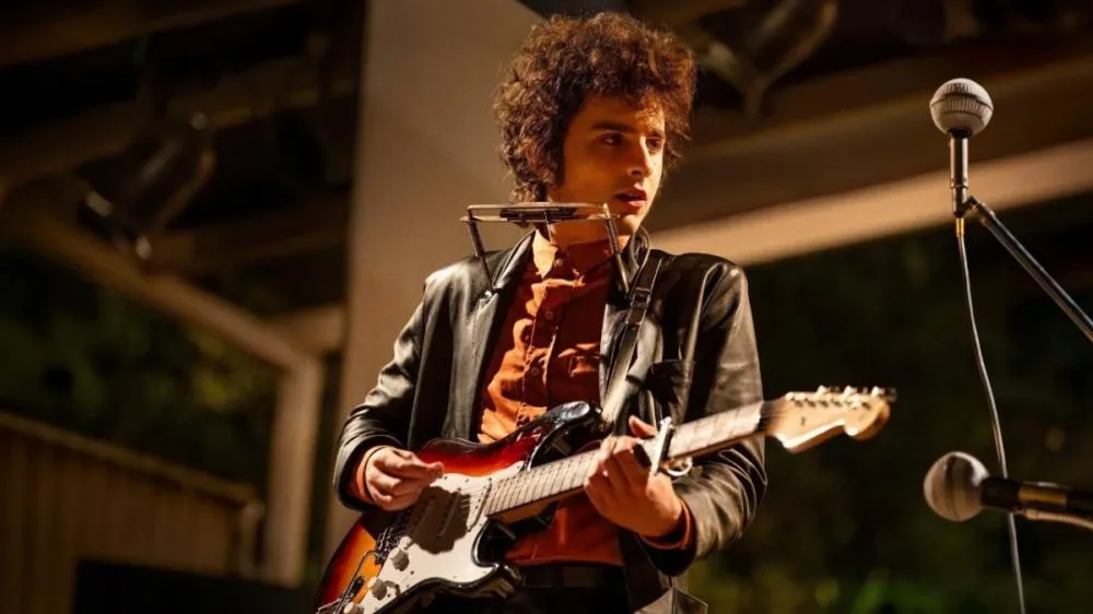 Cinebiografia de Bob Dylan é um deleite as vistas, mas retrata um artista perfeito demais 