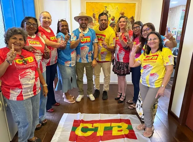 O Professor Raimundo Oliveira com o Presidente Nacional da CTB Adilson Araújo e Diretoras eleitas do Sindicato. Foto: Marden Ramalho