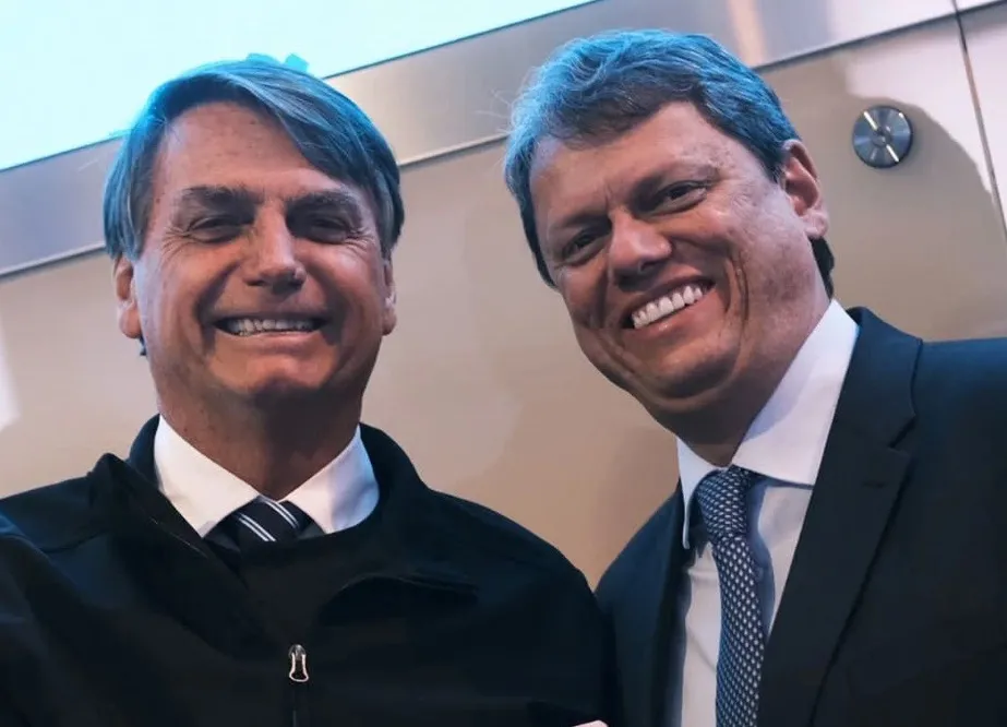 Bolsonaro que tanto criticou o sistema eleitoral brasileiro e o atula governaor de São Paulo Tarcisio de Freitas. Foto: Divulgação