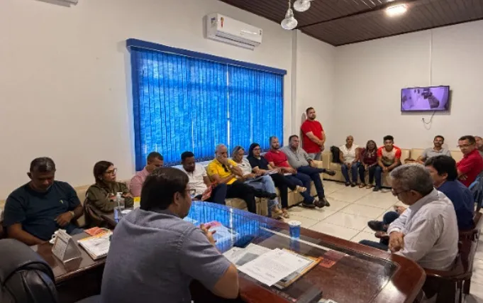 O secretário de Infraestrutura, Marcelino Tavares, e o adjunto Vilmar Dantas em reunião com os vereadores de Imperatriz. Foto: ASCOM, Câmara