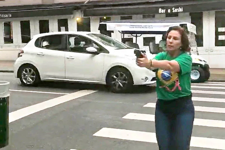 DE ARMA EM PUNHO. A cena bizarra de Carla Zambelli na véspera das eleições de 2022 ganhou o mundo inteiro. Foto: Internet