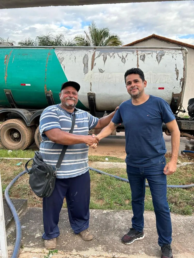 O presidente da Associação de Moradores, senhor Carlão e Davison Nascimento. Foto: Divulgação