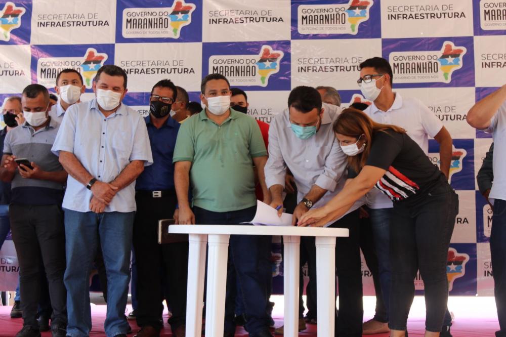Assinatura da ordem de serviço para a construção da ciclofaixa, em Buritirana (Foto: Divulgação)