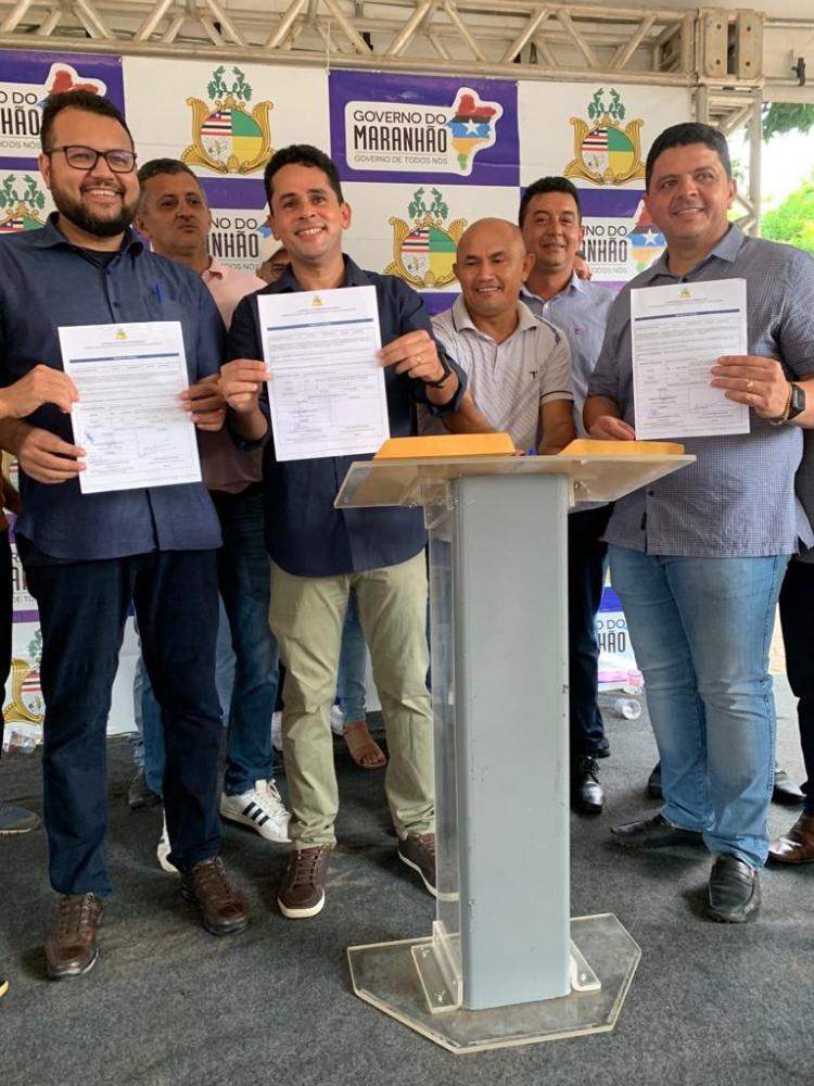 O Secretário da Infraestrutura do Estado, Clayton Noleto, o Presidente da Agemsul, Davison do Nascimento e o prefeito de Carolina Dr. Erivelton participaram da assinatura da Ordem de Serviço de revitalização da Praça José Alípio de Carvalho e do canteiro 