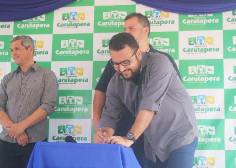 Os secretários Clayton Noleto e Rodrigo Lago, também vistoriaram obras nos setores de saúde e educação,