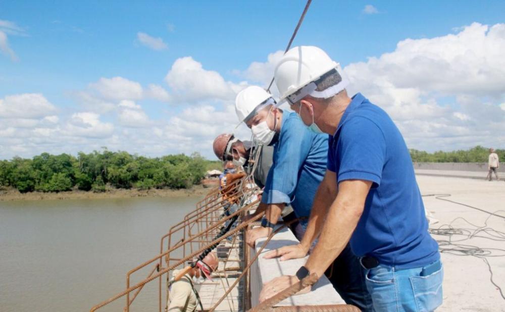 Clayton Noleto, esteve nas obras de construção da ponte que liga as cidades de Central e Bequimão, acompanhando os serviços em execução na sua fase fin