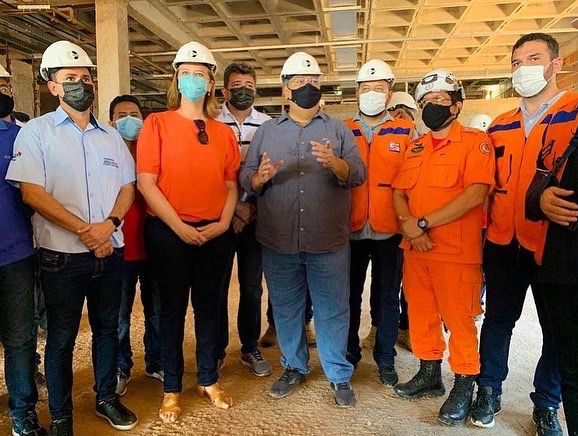 O Governador Flávio Dino (ao centro) fez vistoria nas obras do novo Socorrão 