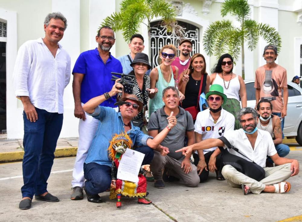 Artistas e produtores culturais na frente da Prefeitura com o ofício, em 02/02/22.