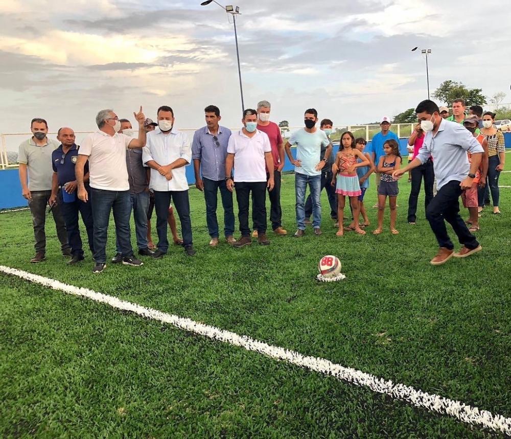 Davison Nascimento (AGEMSUL) e Clayton Noleto (SINFRA) em mais uma entrega de Estádio Areninha para a comunidade do Itinga