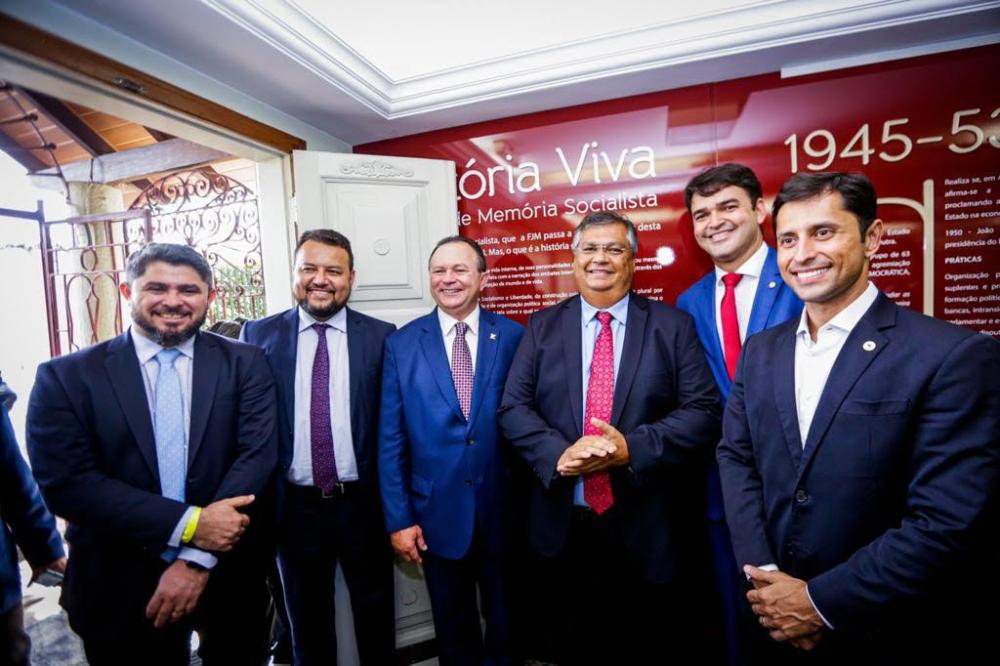 O governador do Maranhão, Flávio Dino e o secretário de Estado da Infraestrutura (Sinfra) estiveram na Fundação João Mangabeira, em Brasília, acompanhando a filiação, que reuniu líderes políticos de vários estados
