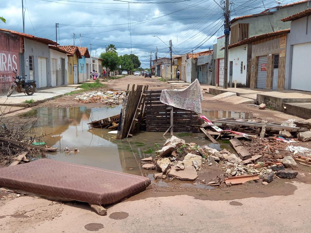 Rua Bandeirantes na Vila Nova há muito tempo interditada,