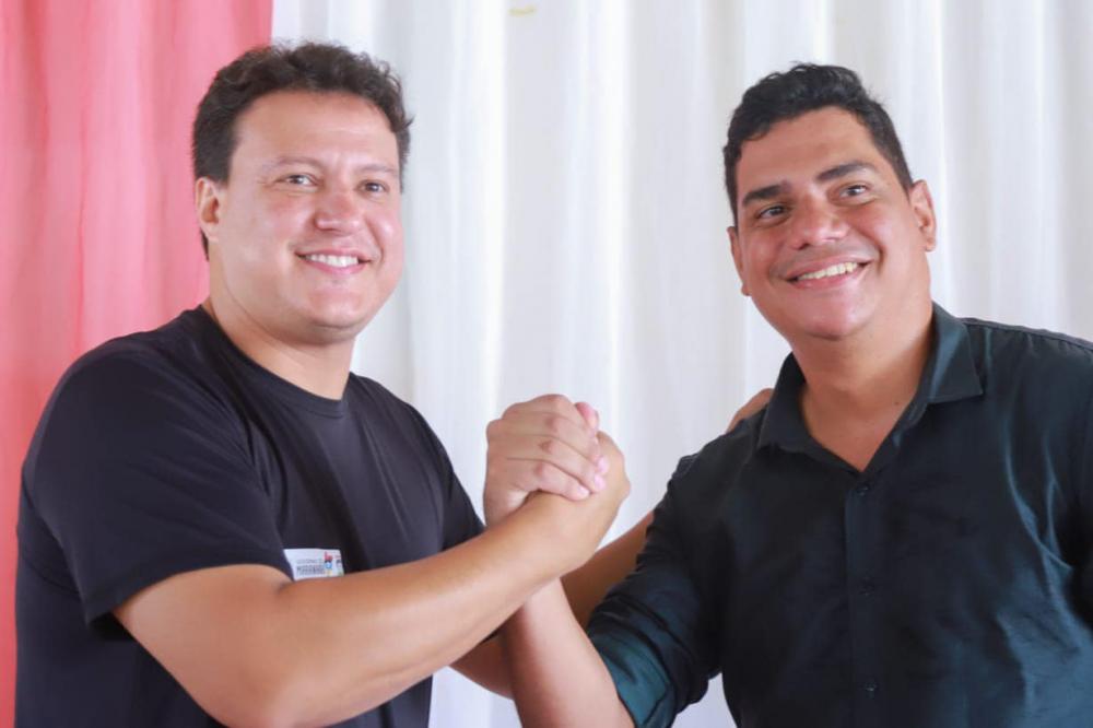 O secretário Felipe Camarão e o Prof. Rilvando comemoram a reforma da Escola José Neves de Oliveira em Itinga