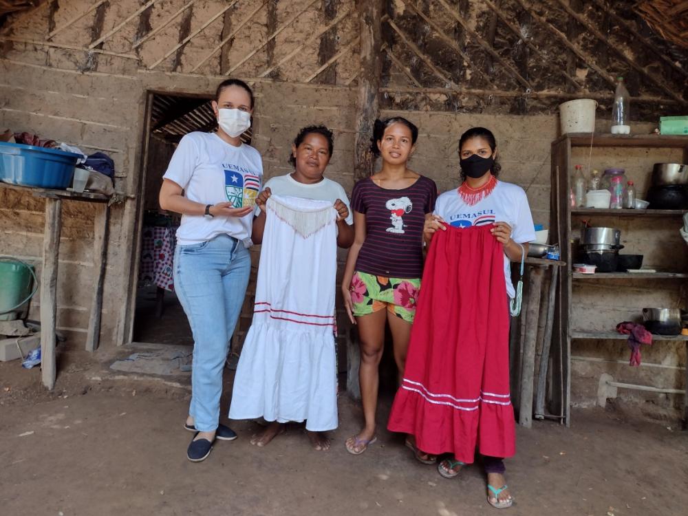 A arqueóloga Danielly Morais e a a chefe de Divisão Aline Guajajara visitam a aldeia do Funil para a coleta de artefatos. Foto: arquivo museu CPAHT.