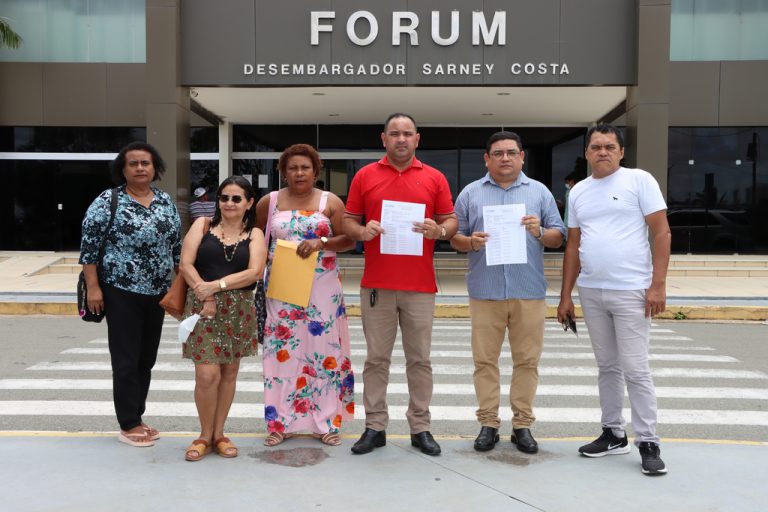 A direção do Sinproesemma também esteve no Fórum Desembargador Sarney Costa, onde abriu processo cível e criminal contra o deputado Estadual Wellington do Curso.