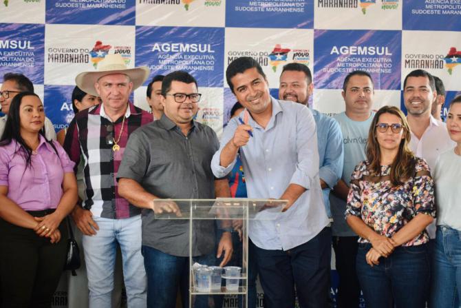 Deputado Marco Aurélio no ato de assinatura da ordem de serviço em Amarante