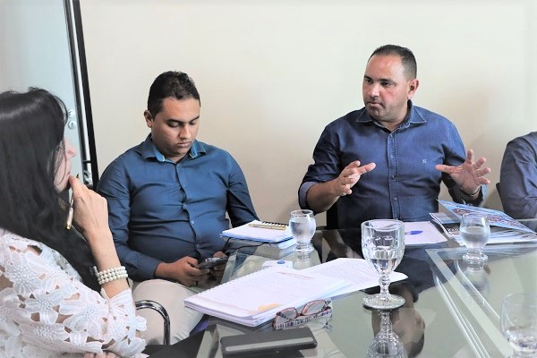 A secretária Luzinete Pereira, ouviu atentamente e sinalizou positivamente às pautas do SINPROESEMMA.